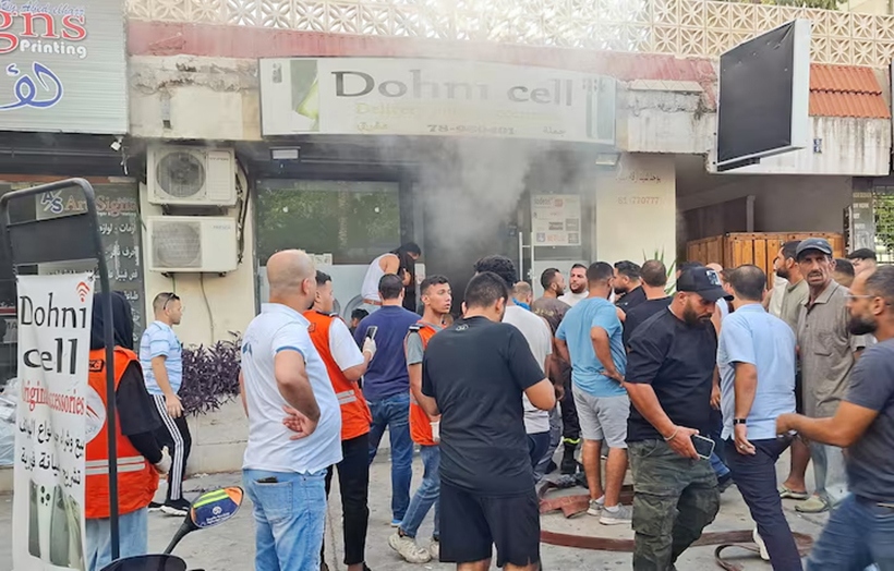 Khói bốc lên từ một cửa hàng điện thoại ở Sidon, Lebanon, ngày 18/9/2024. Ảnh: Reuters