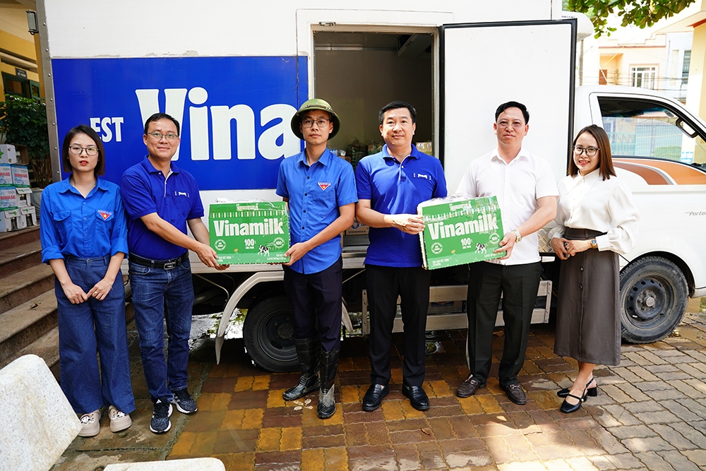 Vinamilk ưu tiên hỗ trợ sản phẩm dinh dưỡng cho các em học sinh. Tiếp nối, công ty cũng đang thực hiện thêm chương trình "Vượt thiên tai - Tiếp bước tương lai" cùng với Trung ương Đoàn TNCS Hồ Chí Minh.