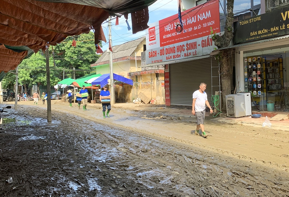 Bà Loan kể thêm: “Cả đời tôi, chưa bao giờ thấy lũ lớn, ngập sâu như đợt này. Gần sông, ở phía trong có 2 nhà chỉ có cụ già hơn 70 tuổi và hơn 80 tuổi ở một mình, hôm nhà ngập cao lên tầng 2, ở trong không ra được, vẫy tay gọi mọi người đến cứu”.