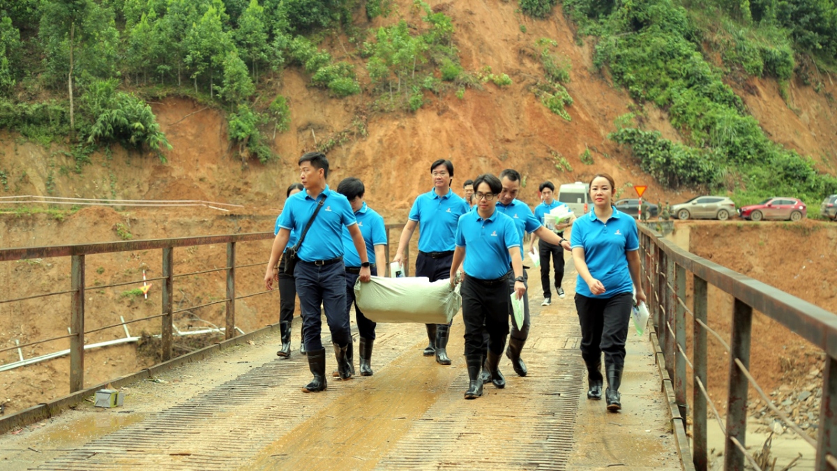 Đoàn công tác của Petrovietnam di chuyển vào khu vực tái định cư của thôn Kho Vàng