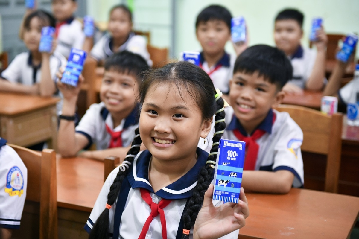 Ngay trong buổi học đầu tiên của năm học mới các em đã được uống sữa theo chương trình