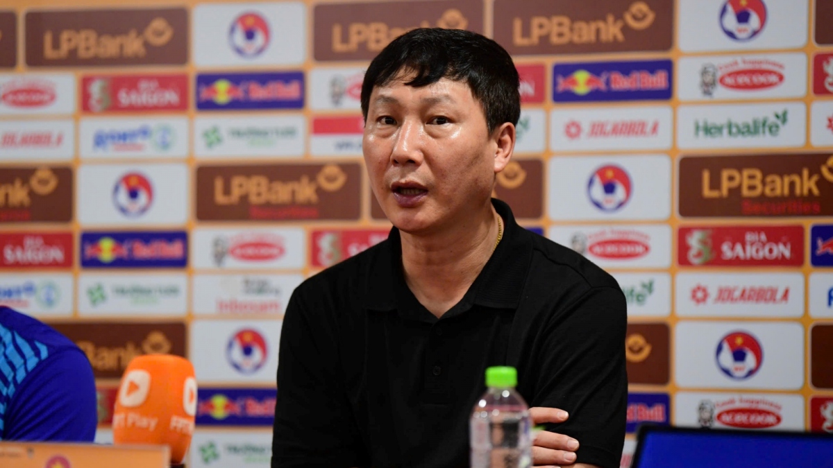 Trong buổi họp báo sau trận ĐT Việt Nam thua 0-3 trước ĐT Nga tại giải giao hữu dịp FIFA Days tháng 9/2024 trên sân vận động Quốc gia Mỹ Đình, HLV Kim Sang Sik bất ngờ dành lời khen đặc biệt cho một cầu thủ.
