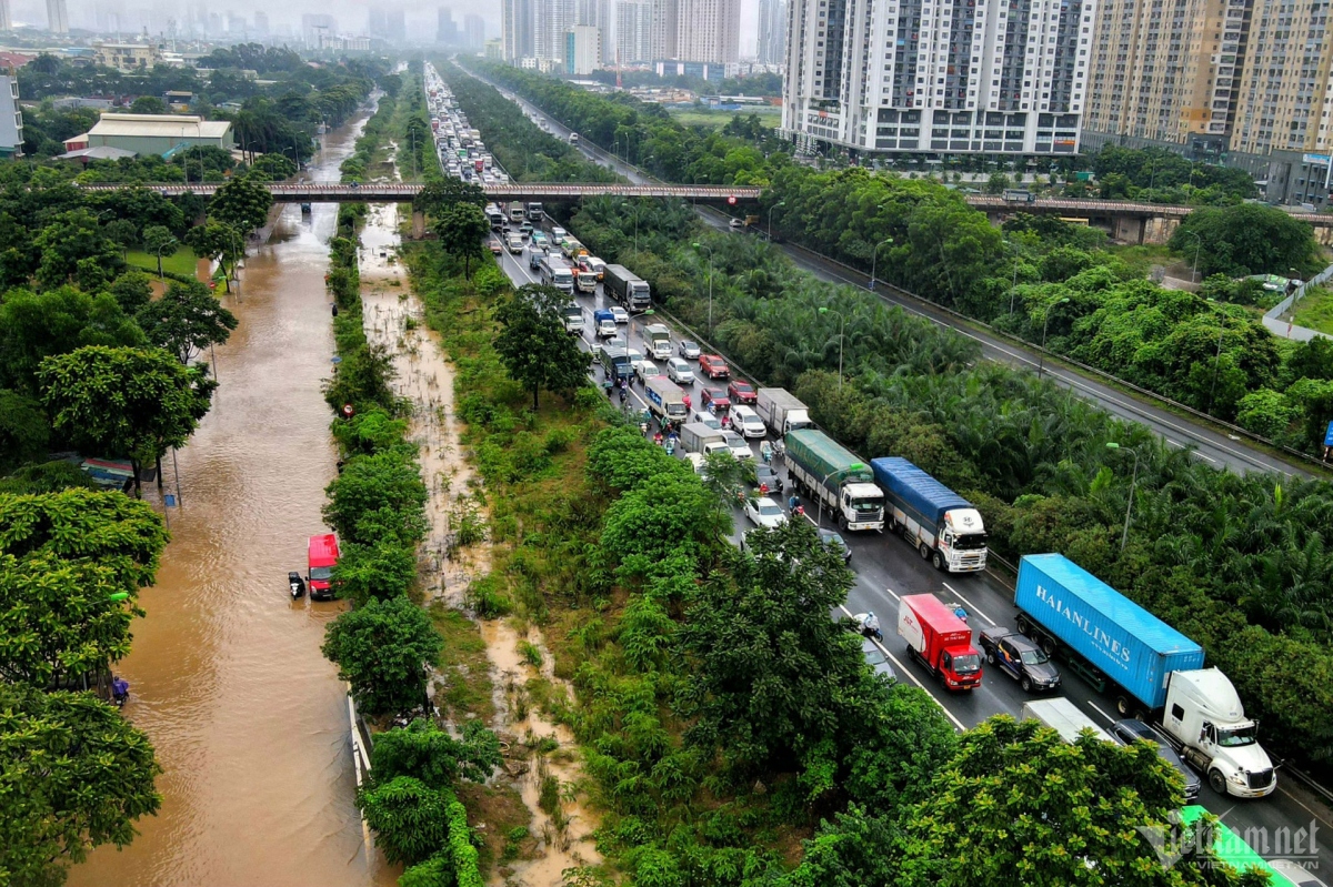 Đường gom Đại lộ Thăng Long mỗi lần mưa là ngập sâu. Ảnh Vietnamnet.