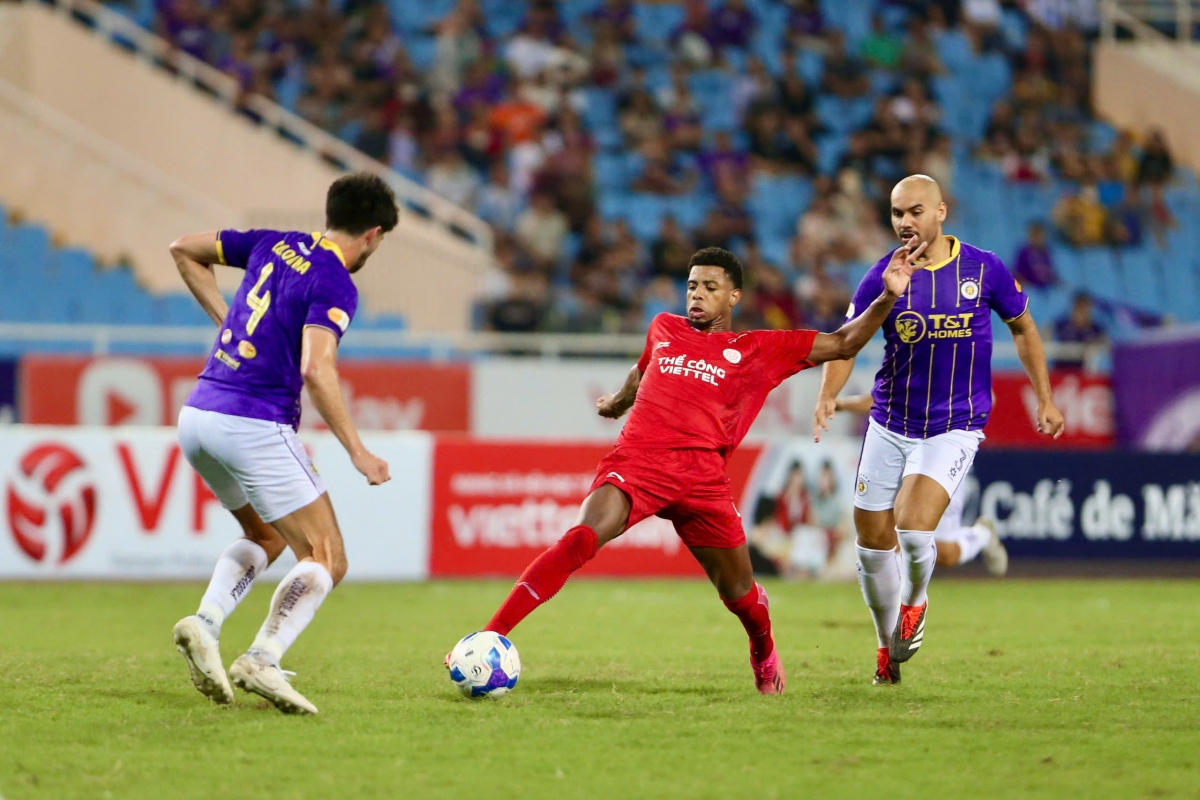 Keziah Veendorp (số 3) rời Hà Nội FC chỉ sau 1 trận. (Ảnh: VPF). 