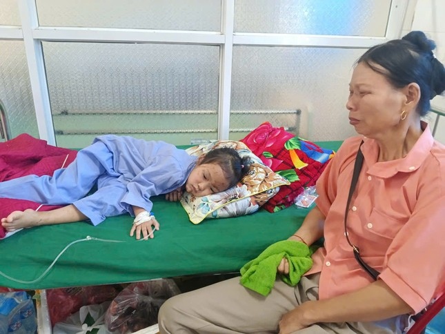 Bé gái mồ côi ở Làng Nủ đang được điều trị tại bệnh viện. Ảnh: MXH