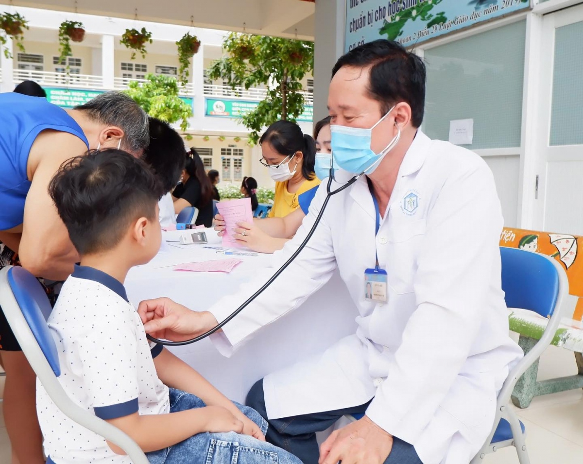 Học sinh trường Tiểu học Phạm Hữu Lầu (Quận 7) khám trước khi tiêm vaccine sởi ngày 7/9 (ảnh: HCDC)