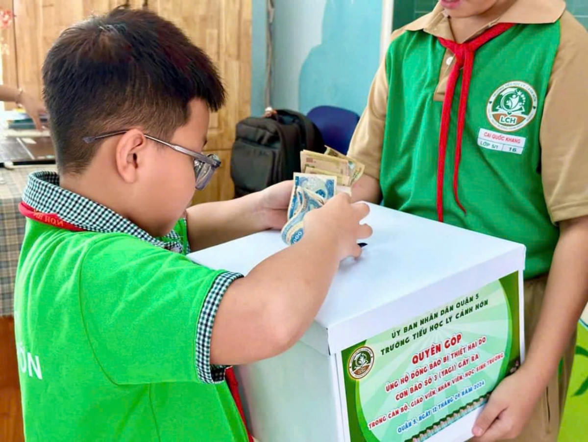 Các em đội viên, thiếu nhi Quận 5 tham gia ủng hộ đồng bào bị ảnh hưởng do bão (Ảnh: Hội đồng đội)