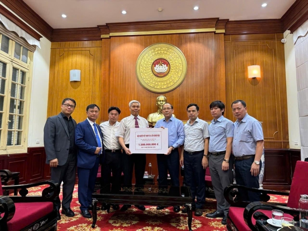 Đại diện Hội người Việt tại LB Nga trực tiếp trao số tiền 1,5 tỷ đồng tới Chủ tịch Ủy ban Trung ương Mặt trận Tổ quốc Việt Nam Đỗ Văn Chiến.