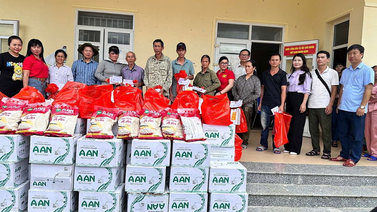 Những món quá yêu thương gửi tới người dân xã Bản Sen thiết thực, phù hợp với sinh hoạt của người dân nơi đây.