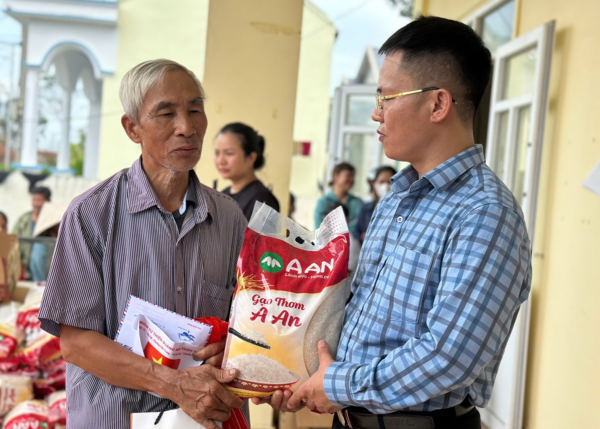 Ông Đỗ Ngọc Hà, Phó Chủ tịch Thường trực Hội nhà báo tỉnh Quảng Ninh trao quà cho người dân và mong muốn Hội nhà báo tỉnh Quảng Ninh sẽ luôn là cầu nối để đồng hành với người dân những lúc khó khăn.