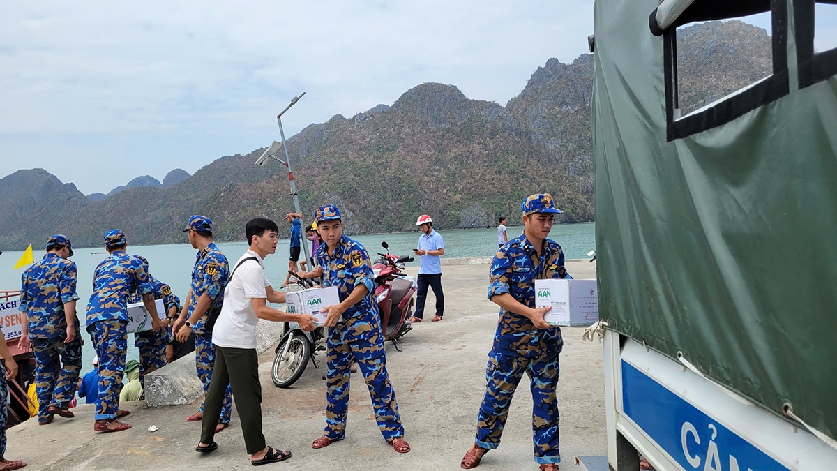 Quân và dân cùng chung tay đưa hàng hóa đến với người dân xã Bản Sen.