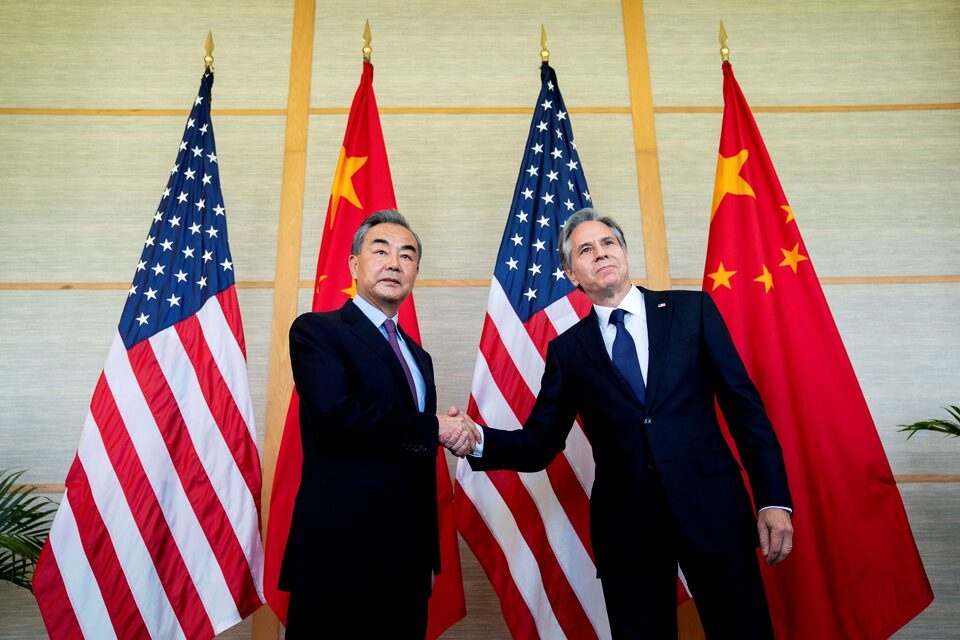Ngoại trưởng Trung Quốc Vương Nghị (trái) và Ngoại trưởng Mỹ Anthony Blinken (phải). Ảnh: Reuters