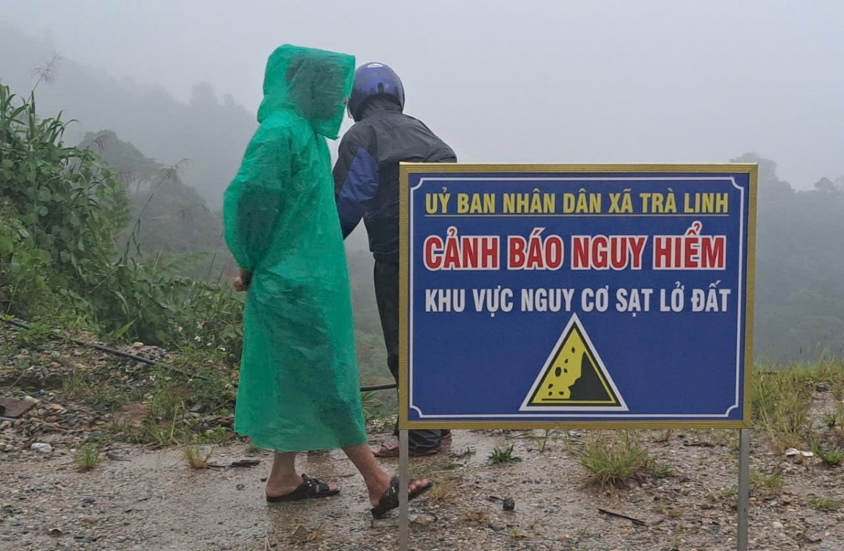Huyện Nam Trà My tổ chức cắm biến cảnh báo những vị trí nguy cơ cao sạt lở.