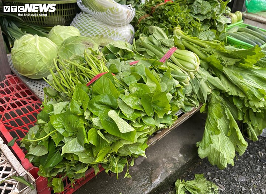 Hiện tại, để mua một mớ (bó) rau xanh bất kỳ, người tiêu dùng phải bỏ ra ít nhất 10.000 đồng. Đây là mức giá tối thiểu cho các loại rau xanh mới được thiết lập tại nhiều khu vực trên địa bàn Hà Nội