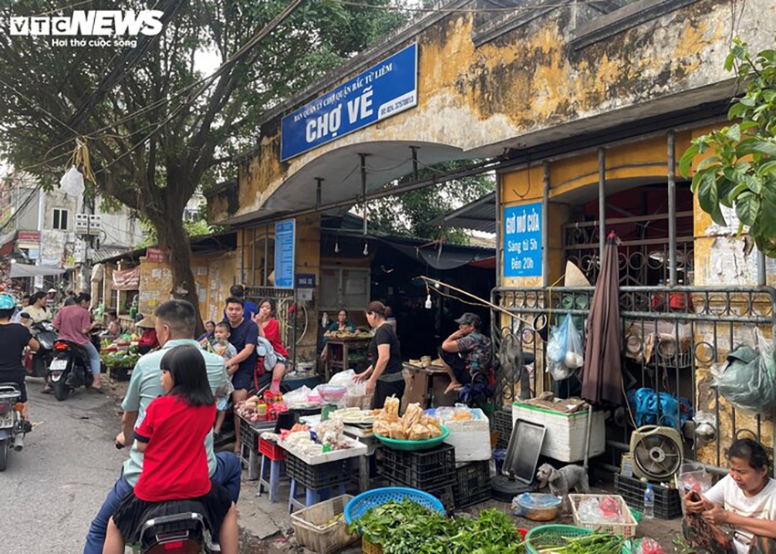 Giá rau xanh tại chợ Vẽ, phường Đông Ngạc (Bắc Từ Liêm, Hà Nội) tăng chóng mặt