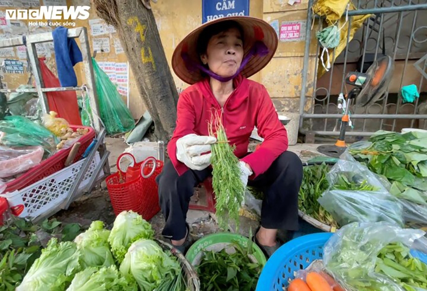 Cầm trên tay mớ thì là giá 5.000 đồng, bà Dung bảo có 5 cây thì là, tức là mỗi cây 1.000 đồng