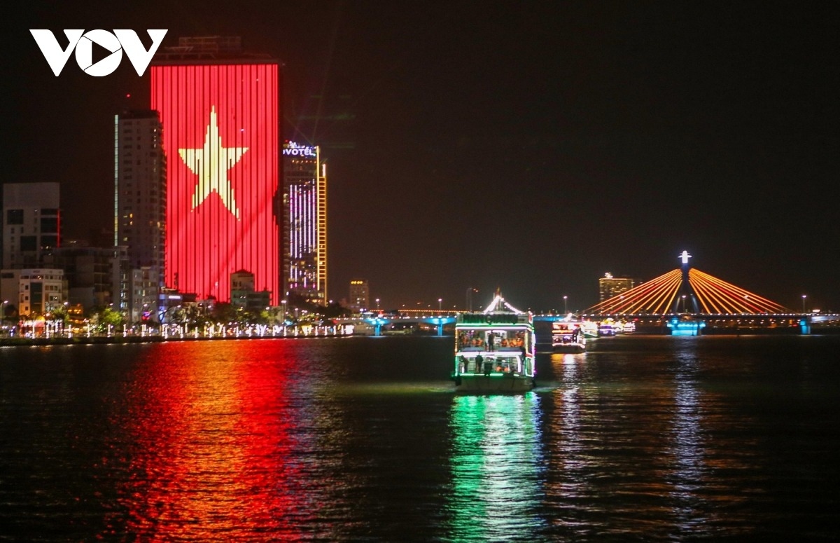 Tour du lịch trên sông Hàn tại Đà Nẵng.