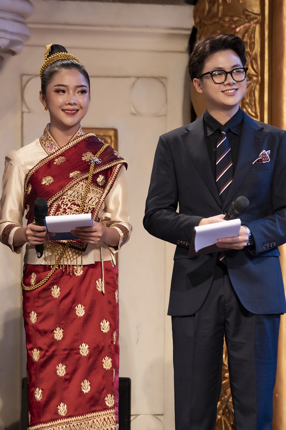Duy Dương (phải) là một trong những MC song ngữ hot nhất hiện nay.