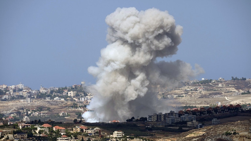 Khói bốc lên từ các ngôi làng sau khi Israel nã pháo vào quận Nabatiyeh district, thị trấn Marjayoun, miền Nam Lebanon, ngày 23/9/2024. Ảnh: KT