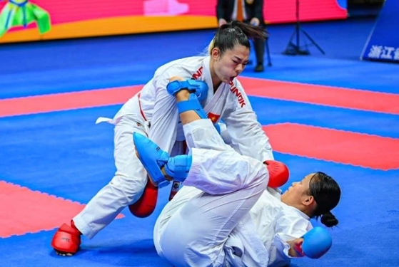Nguyen Thi Ngoan of Vietnam cruises to victory in the women's kumite over-68kg, defeating Arika Gurung of Nepal 6-0 (Photo: AKF)