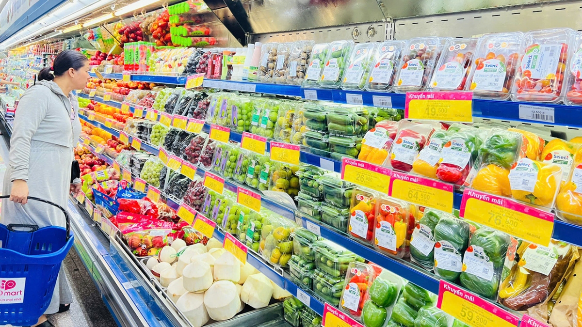 Khách hàng mua sắm tại Co.opmart Quảng Bình