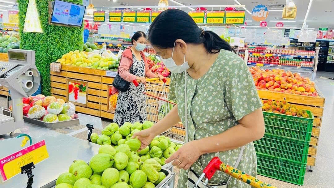 Khách hàng mua sắm tại Co.opmart Huế 1