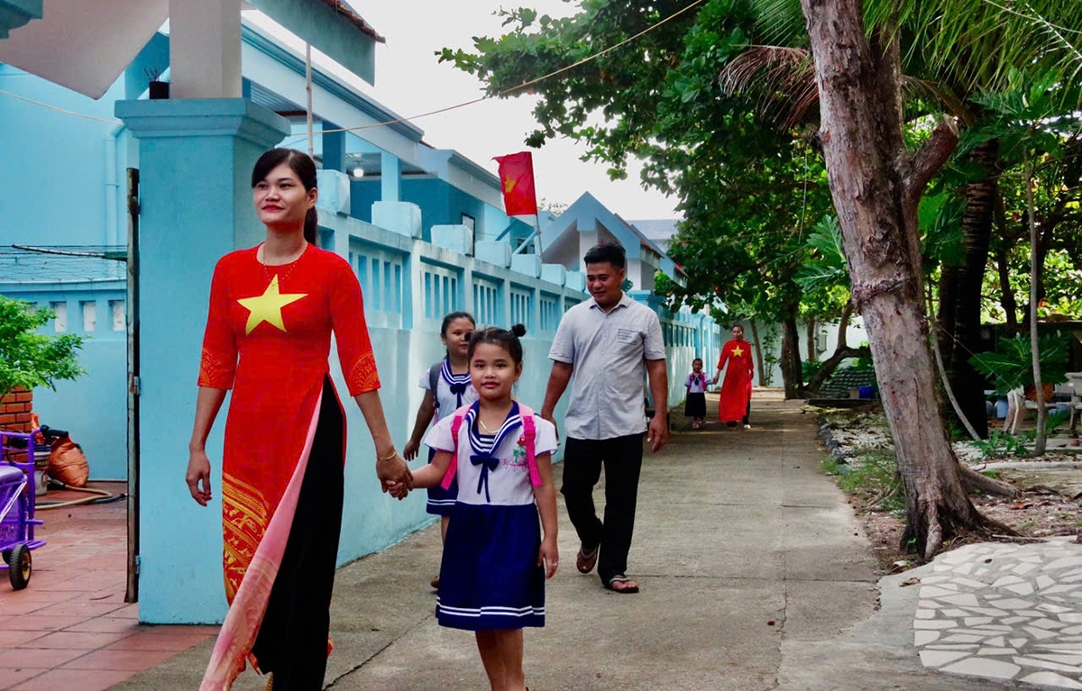 Phụ huynh và học sinh đảo Sinh Tồn trong ngày tựu trường