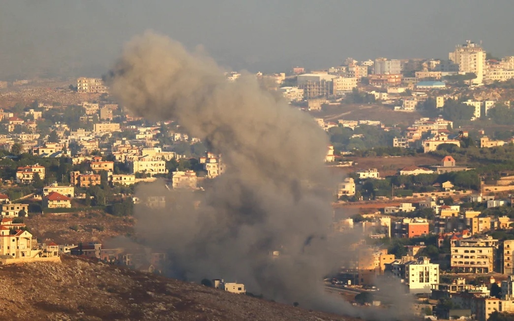 Khói bốc lửa từ một điểm bị Israel không kích tại Lebanon ngày 23/9/2024. Ảnh: Getty.
