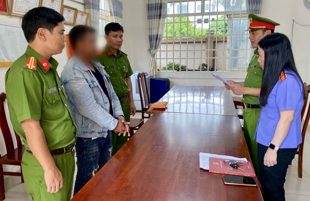 Đối tượng Nguyễn Tấn Cường nghe tống tác quyết định khởi tố bị can, lênh bắt để tạm giam