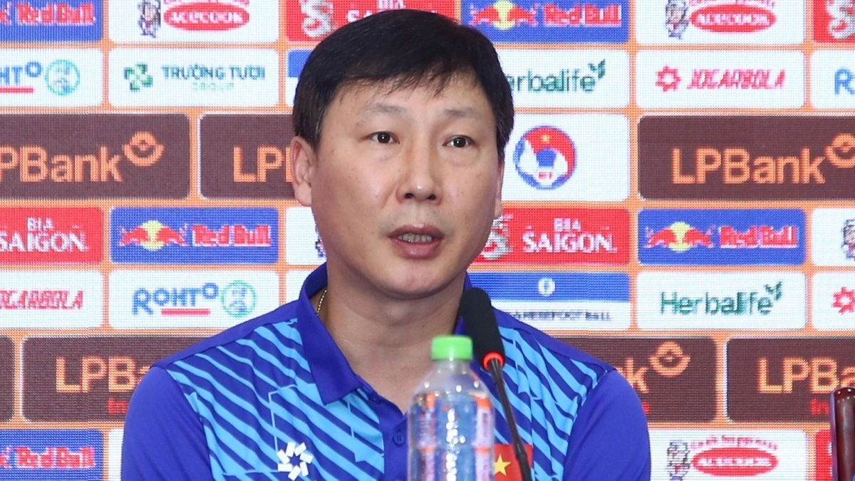 HLV Kim Sang Sik gọi nhiều cầu thủ trẻ lên tuyển Việt Nam để hướng tới tương lai.