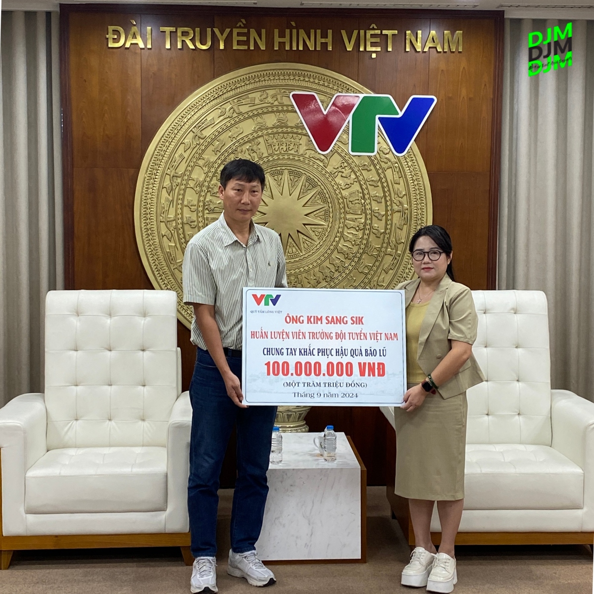 HLV Kim Sang Sik ủng hộ 100 triệu đồng chung tay khắc phục hậu quả bão lũ. (Ảnh: DJM). 