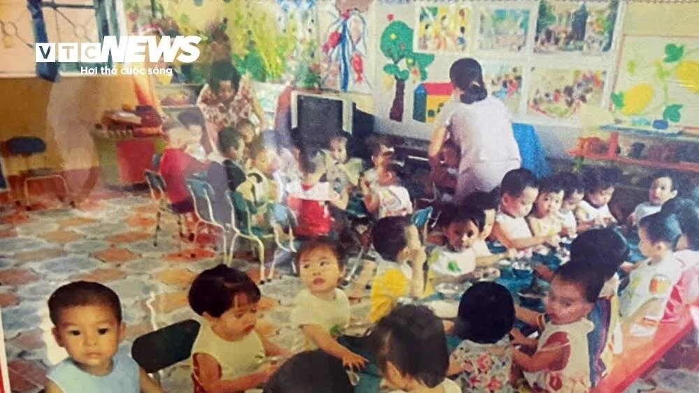 "Tôi phải chuẩn bị, sắp xếp lại, mấy hôm nữa còn có giấy tờ làm thủ tục báo tử cho các em", cô chia sẻ và chỉ mong các em được đi học, cô trò lại được gặp nhau, cùng ăn ngủ, cùng chơi, cùng gặp nhau tại lớp. Những kỷ niệm đó không bao giờ cô quên được.