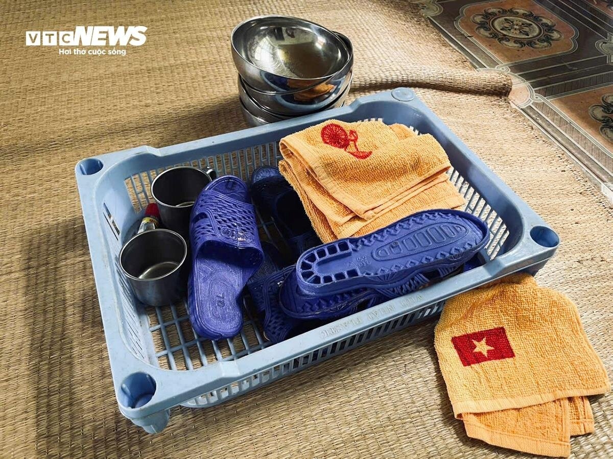 Chăn gối, khăn mặt... được các cô giặt sạch sẽ, thơm tho sau chuỗi ngày bão ẩm ướt, nhưng các em đã ra đi mãi, không còn đến lớp được nữa.