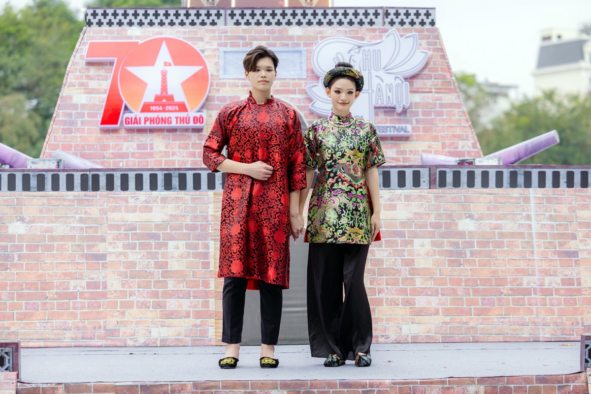Áo dài ngũ thân cách tân của NTK Châu Loan