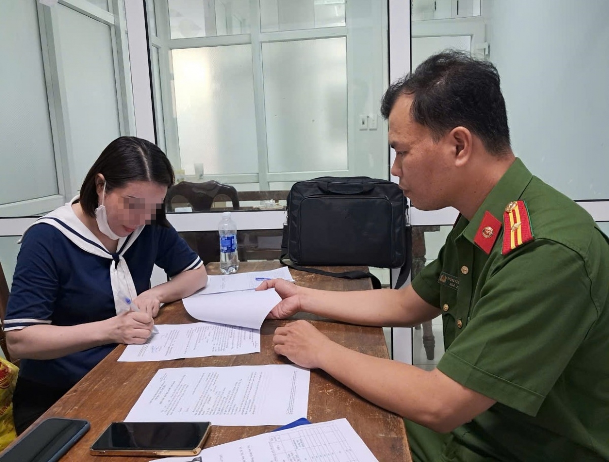 Lê Thị Thư ký vào biên bản tạm giữ