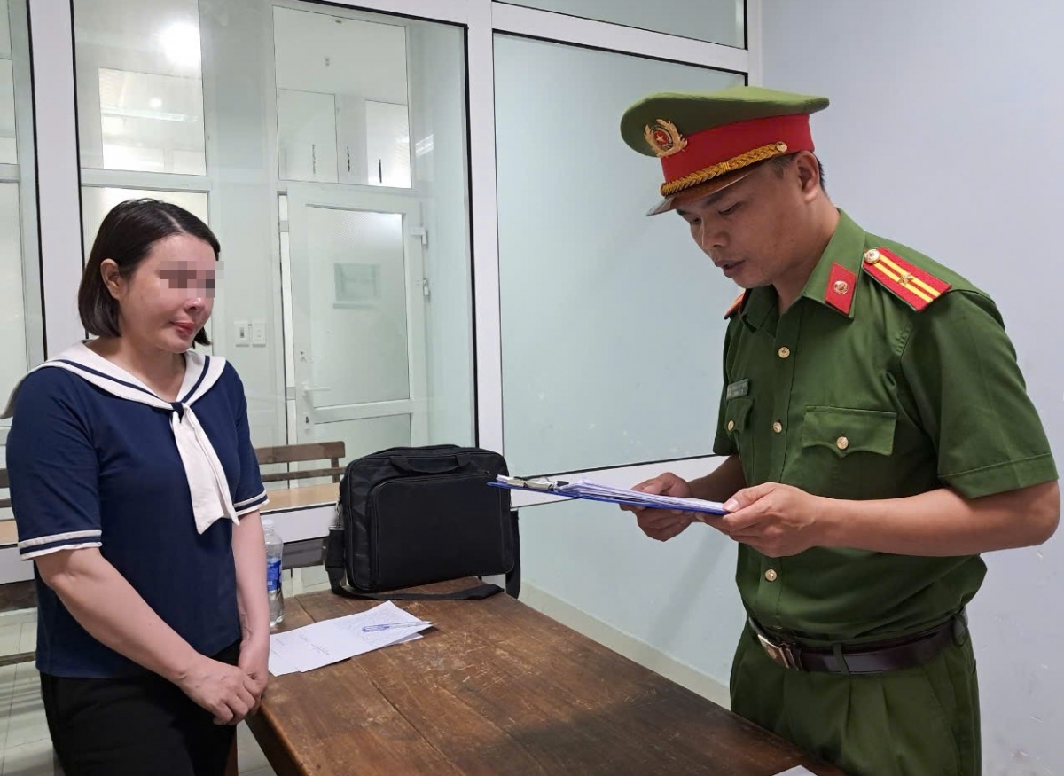 Cơ quan Cảnh sát điều tra Công an TP. Đà Nẵng tống đạt các quyết định đối với Lê Thị Thư 
