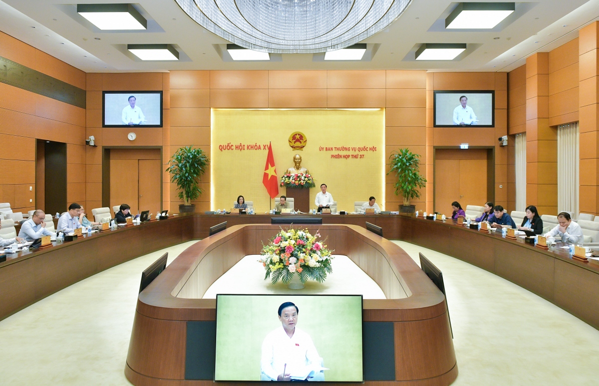 Ủy ban Thường vụ Quốc hội thảo luận về dự án Luật Thuế thu nhập doanh nghiệp (sửa đổi) sáng 23/9 (Ảnh: Quốc hội)