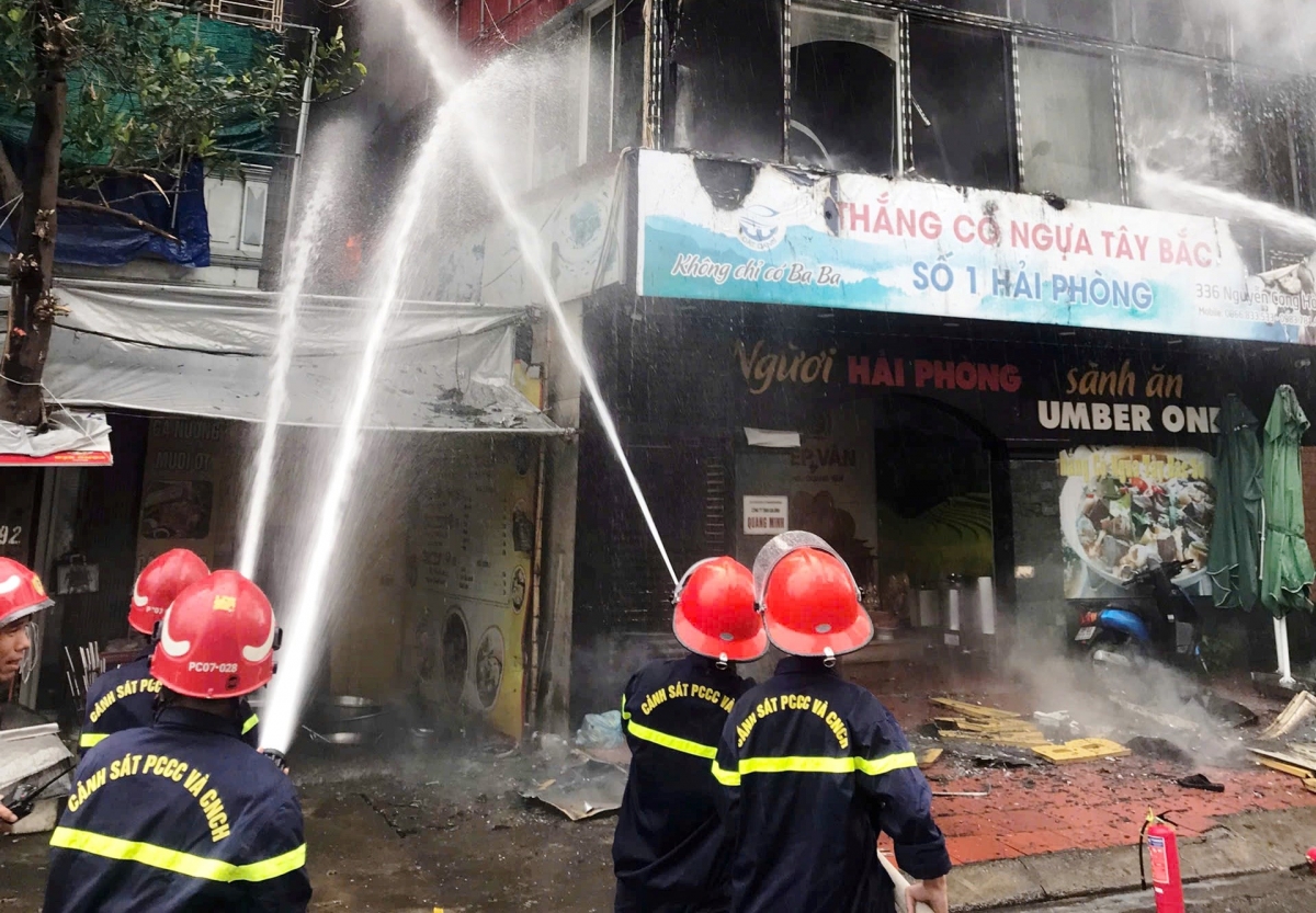 Lực lượng cứu hỏa triển khai dập lửa (Ảnh: Công an Hải Phòng)