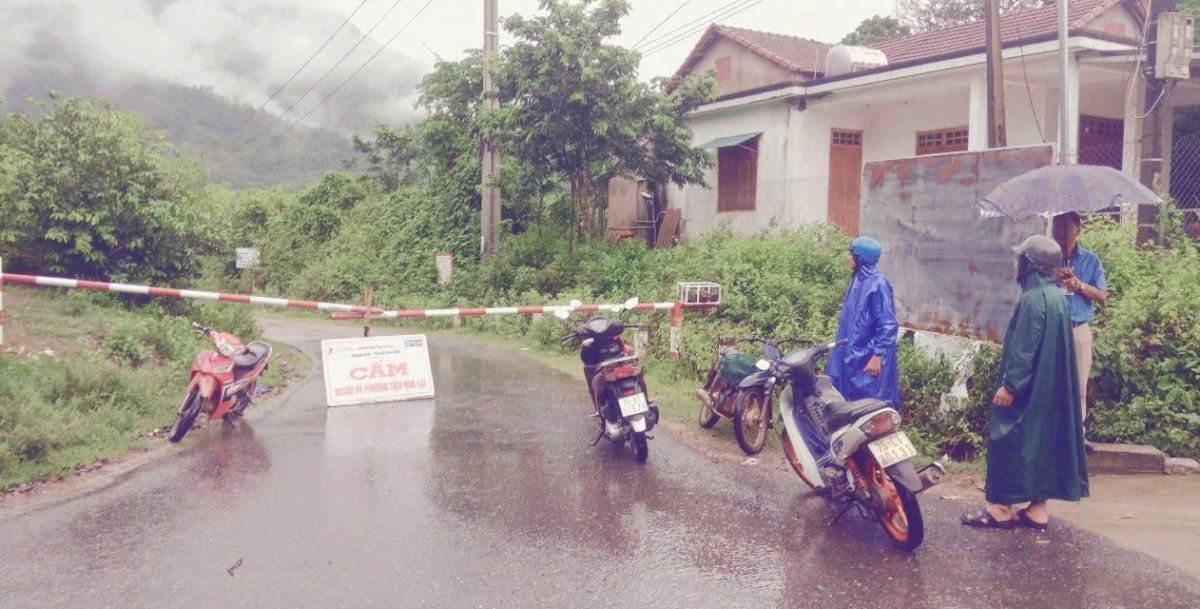 Lực lượng Phòng chống thiên tai huyện Đkrông, tỉnh Quảng Trị cấm đường qua tràn vào xã Tà Rụt - A Ngo do bị ngập