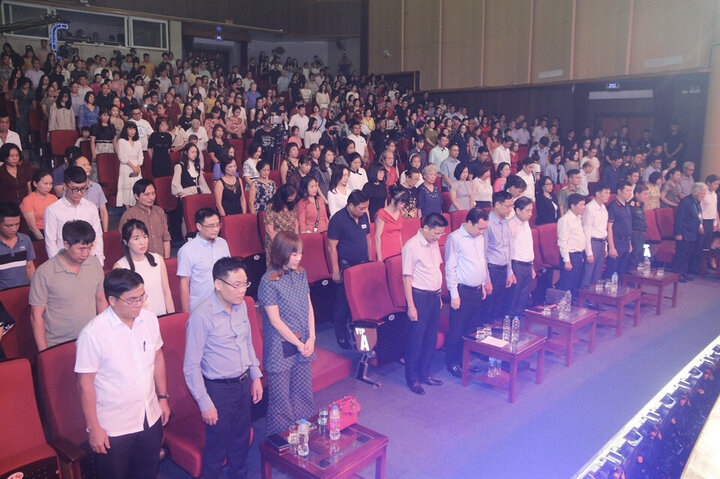 Các đại biểu dành 1 phút mặc niệm các nạn nhân thiệt mạng do bão lũ. Ảnh: VTC News