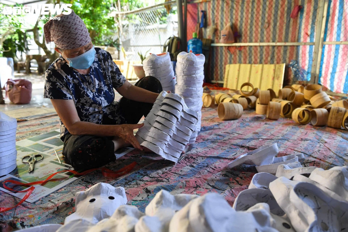 Mặt nạ giấy bồi làm từ những nguyên liệu đơn giản như tre, nứa, bìa giấy, được các nghệ nhân khéo léo chế tác thủ công, tạo hình những nhân vật dân gian, quen thuộc.