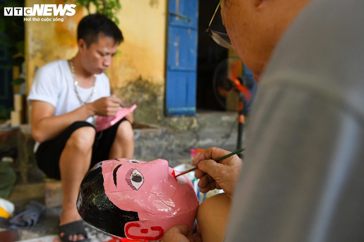 Ông Đông cho biết công đoạn khó nhất là vẽ tạo hình, người thợ sơn cần phải có kinh nghiệm mới thể hiện được "hồn" của nhân vật. "Tễu nam không có khăn vấn thì phải có râu, Tễu nữ thì phải có khăn vấn. Với mỗi chiếc mặt nạ, người vẽ phải thể hiện được thần thái trên khuôn mặt, đây là điều khó nhất", ông Đông nói.