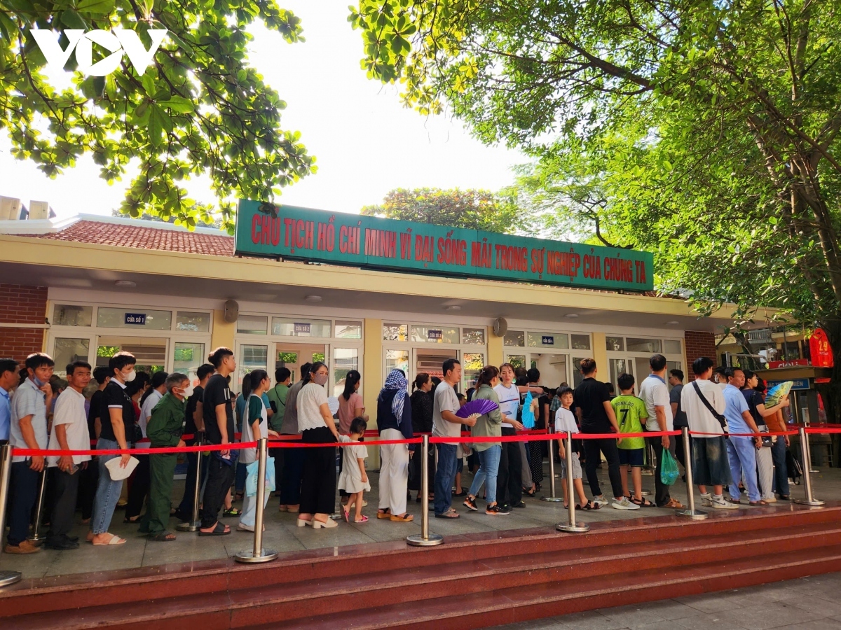 Despite enduring spells of hot weather, visitors patiently line up at the gate of the Mausoleum on Ngoc Ha street to express their gratitude to President Ho Chi Minh.