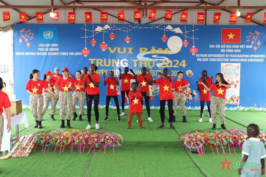 During the function, children eagerly enjoy meaningful art performances and listen to stories about the festive event.