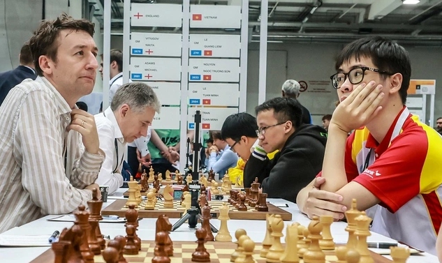 Le Tuan Minh successfully secures a critical win over Luke McShane (Photo: FIDE)