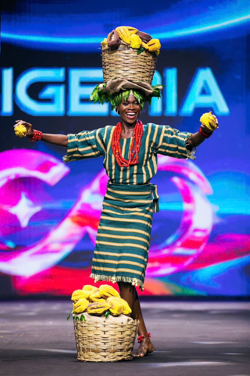 The national costume competition draws plenty of attention from local media and audiences due to the impressive designs on show. The Nigerian contestant brings two baskets of cocoa, a typical African agricultural product, onto the stage.
