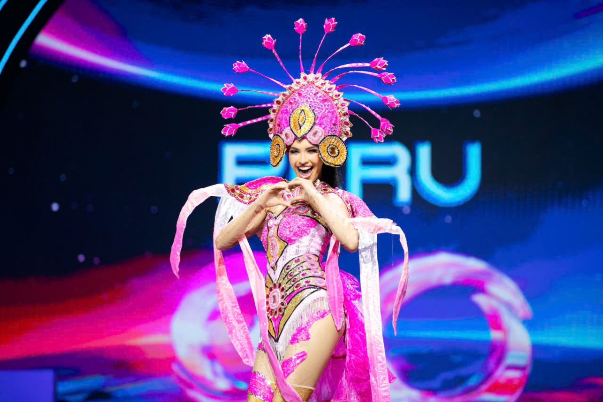 Miss Cosmo Peru introduces her nation’s traditional dance to international friends.