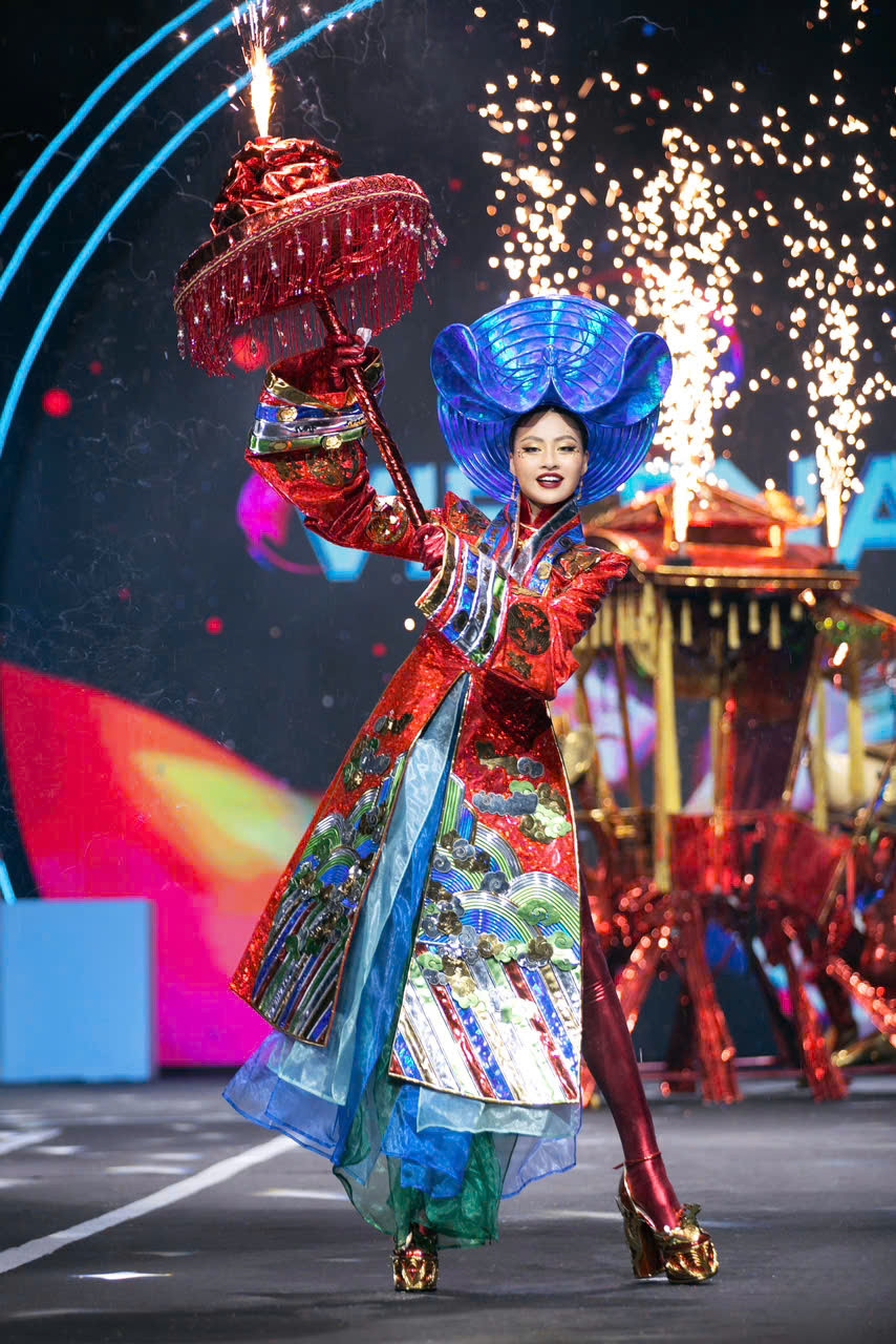 Miss Cosmo Vietnam Bui Xuan Hanh dresses in an outfit taking inspiration from Dong Ho folk paintings.