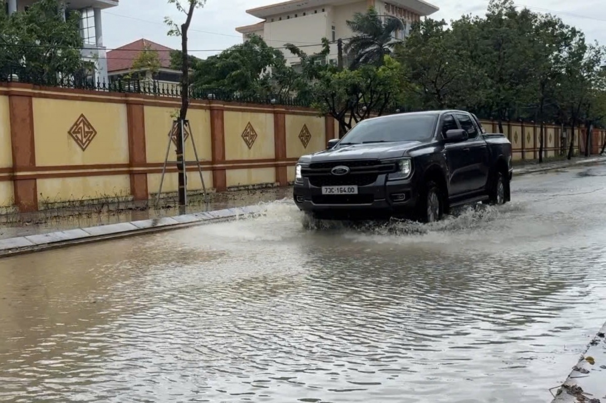 Một số đường bị ngập cục bộ