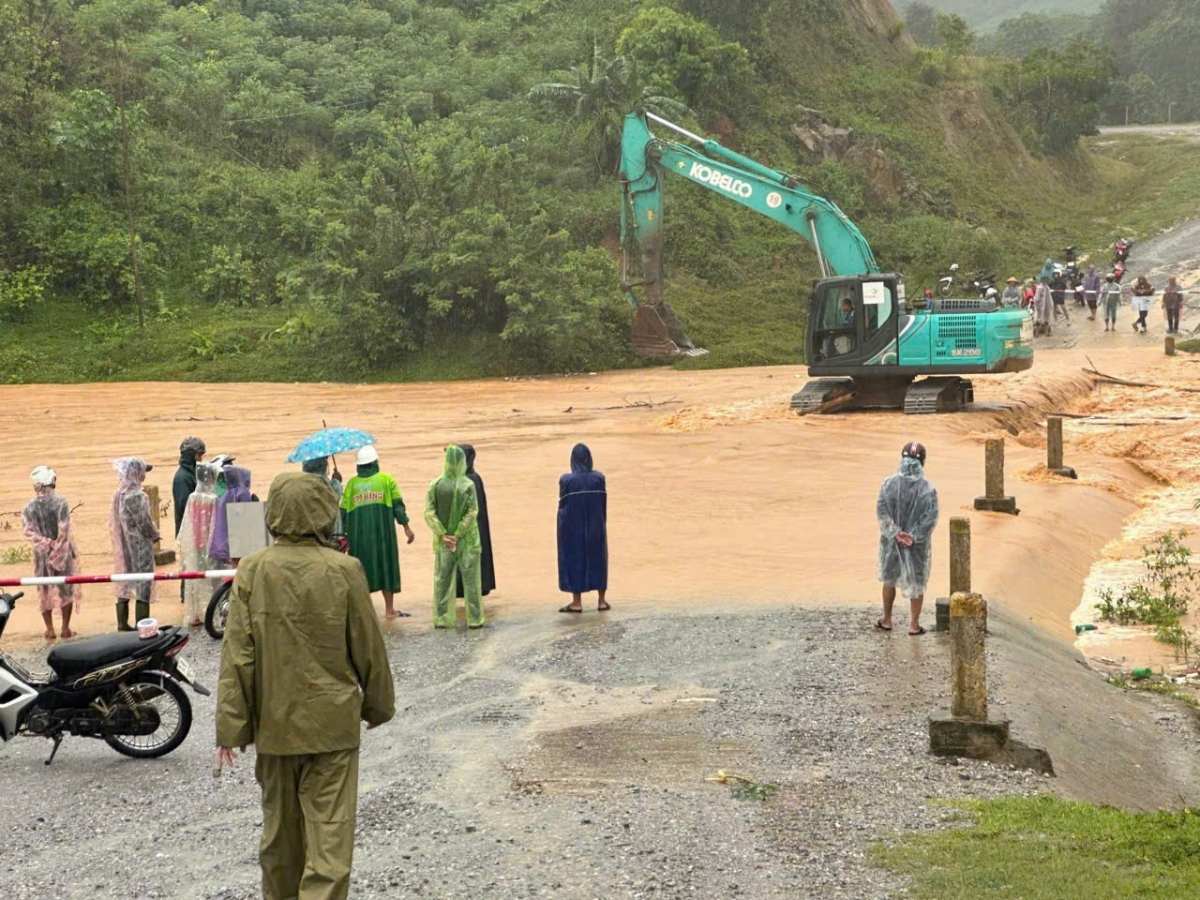 Một số ngầm, tràn tại huyện miền núi Hướng Hóa bị ngập, gây chia cắt giao thông.